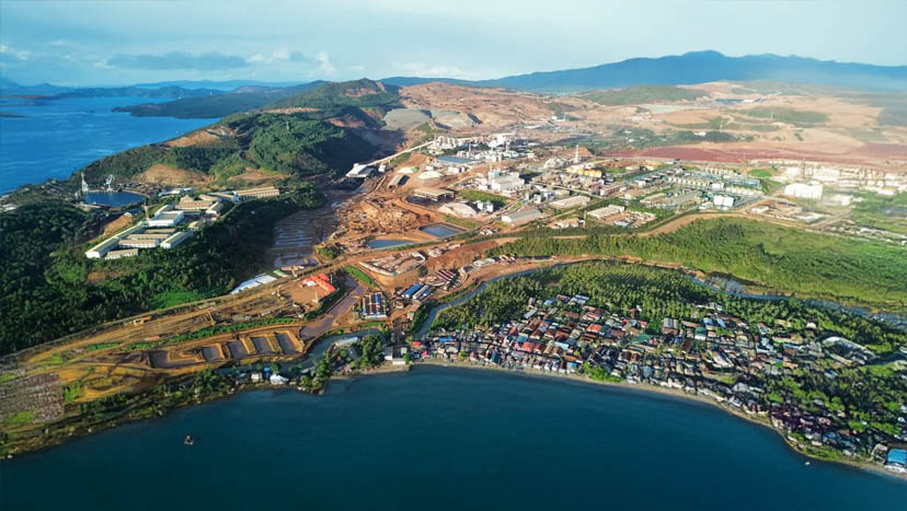 Pemandangan desa Kawasi dari atas, di tengah kompleks Harita Nickel yang sangat besar; yang dulunya merupakan hutan pesisir kini menjadi kawasan industri yang luas Foto Rifki Anwar