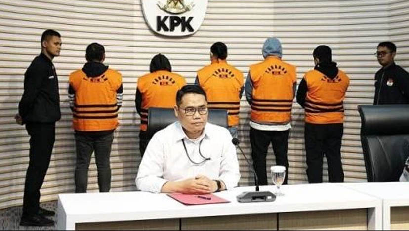 KPK menunjukkan lima tersangka kasus dugaan korupsi dalam proyek pembangunan jalan di Sumut dalam konferensi pers di Gedung Merah Putih KPK, Jakarta, Sabtu (28/6/2025). (Sumber: Antara/Nadia Putri Rahmani)