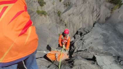 Foto: Proses evakuasi pendaki asal Jakarta oleh tim SAR Gabungan di tebing jalur ke Puncak Gunung Rinjani, Rabu (9/10/2024). (Humas SAR Mataram)