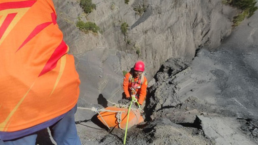 Foto: Proses evakuasi pendaki asal Jakarta oleh tim SAR Gabungan di tebing jalur ke Puncak Gunung Rinjani, Rabu (9/10/2024). (Humas SAR Mataram)