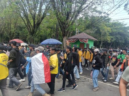 Massa Aliansi Kalsel Melawan Geruduk DPRD Kalsel