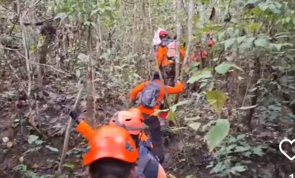 TiM SAR Gabungan dalam pencarian heli yang hilang di Kalsel pada hari ke 3. (Foto: @batulicinterkini01)